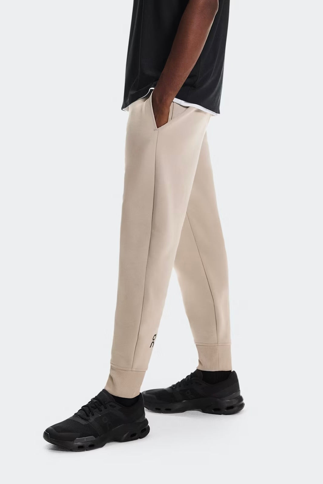 On Focus Men's Tech Sweatpants -Desert